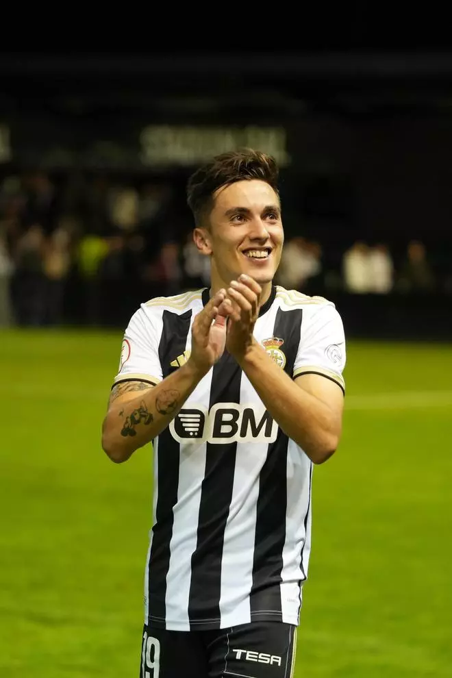El Pontevedra estrena su capítulo de fichajes con el lateral Víctor Eimil