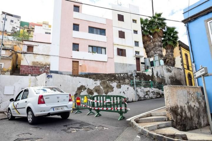 Zonas del cono sur de Las Palmas de GC afectadas despues de la lluvia del 23.10.2015. Muro caido en Arbol Bonito.