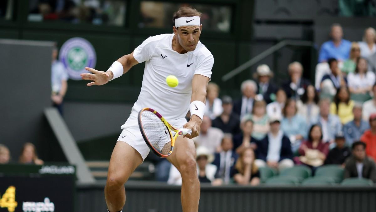 Rafa Nadal golpea una bola ante Van de Zandschulp