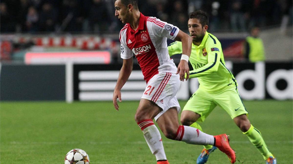 Anwar El-Ghazi frente a Jordi Alba en un partido de la Champions League