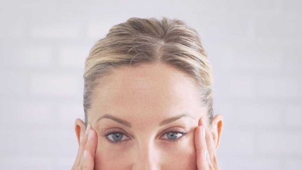 El masaje del contorno de ojos para eliminar bolsas y ojeras