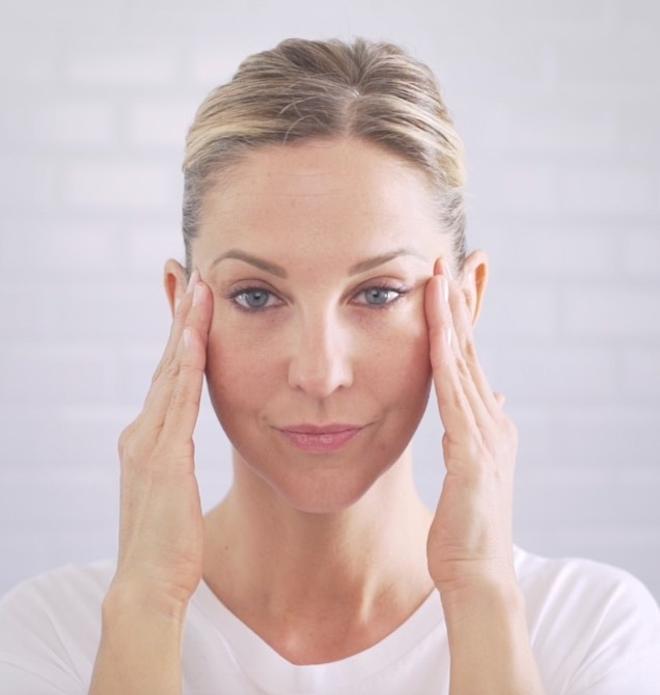 El masaje del contorno de ojos para eliminar bolsas y ojeras