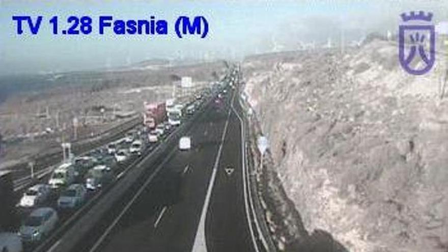 Overturned Truck Causes Major Traffic Delays on Tenerife’s TF-1 Motorway