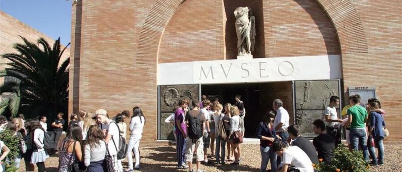 Visitantes en la entrada del museo romano de Mérida.