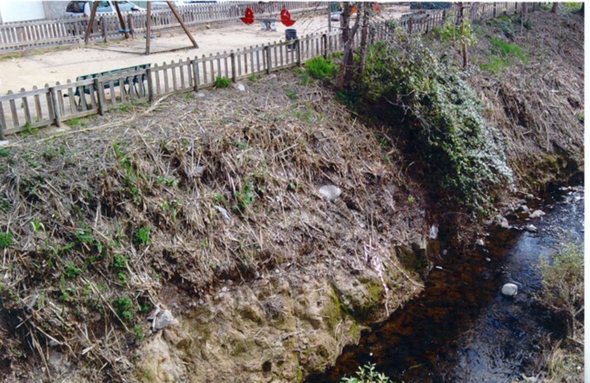 Parc infantil amb perill de caiguda. Vaig passar l’altre dia per La Garriga i em va cridar l’atenció aquest parc infantil, situat al costat d’un rierol. El perill és doble: per una part, la feble barana dóna a un terraplè molt vertical, raó per la qual en una caiguda un nen pot fer-se molt de mal, i aquest terraplè condueix directament a l’aigua. És increïble que hi hagi instal·lacions tan mal planificades i tan mal cuidades. Espero que l’ajuntament en prengui nota, per la seguretat de tots.