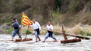 Una balsa durante la 35ª Baixada de Raiers de Coll de Nargó