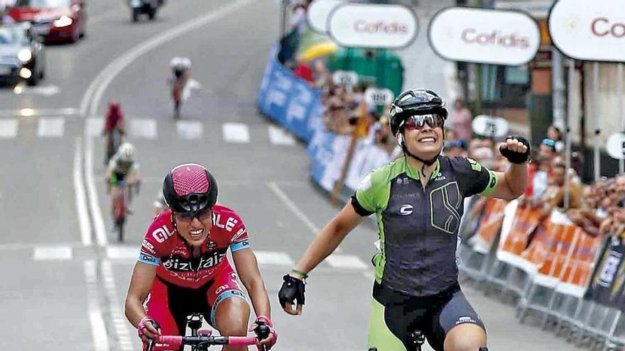 Sheyla Gutiérrez celebra en meta su primera posición por delante de Mavi García.