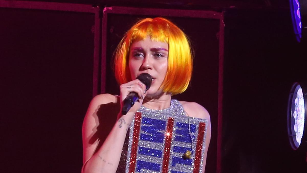 Miley Cyrus en el concierto con disfraz de leche