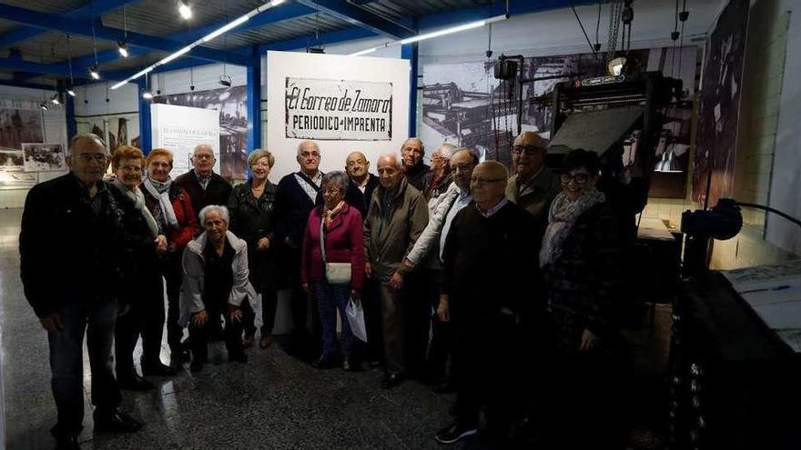 La asociación AFA, de visita en la exposición &quot;120 años&quot;