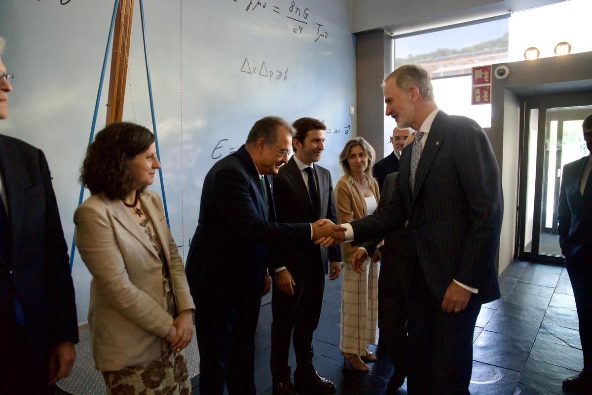 Felipe, rey de España, saluda a Albert Sáez, director de contenidos y relaciones institucionales de Prensa Ibérica, en el lll Foro del Mediterráneo en Barcelona Felipe, rey de España, saluda a Albert Sáez, director de contenidos y relaciones institucionales de Prensa Ibérica, en el lll Foro del Mediterráneo en Barcelona