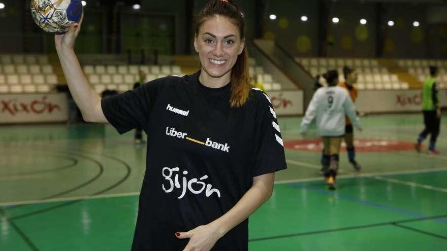 Dea Aleksic, antes de su primer entrenamiento con el Liberbank Gijón.