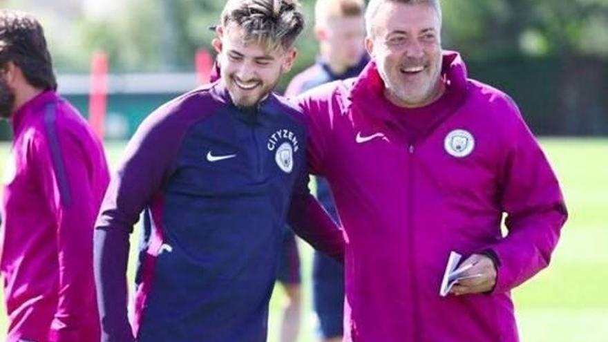 Patrick Roberts amb Domènec Torrent, en un entrenament amb el Manchester City.