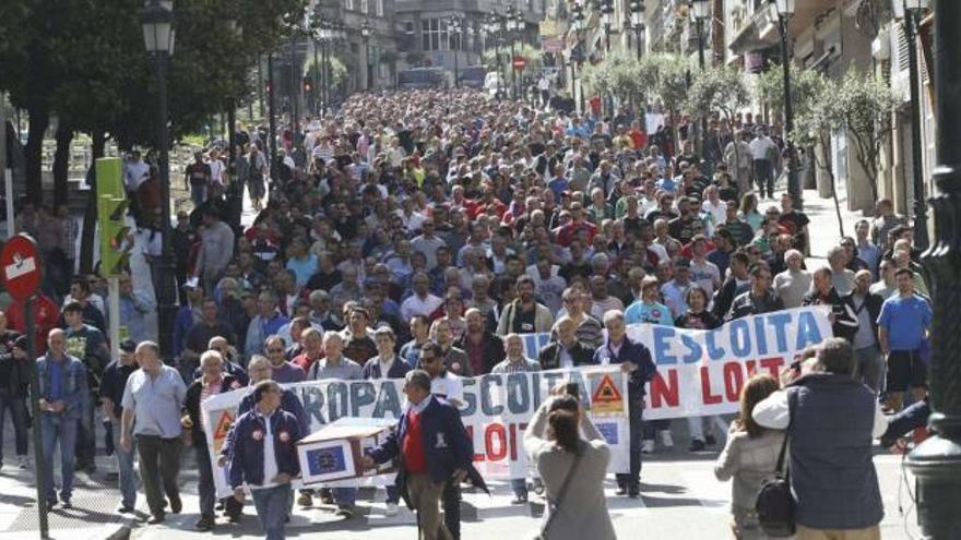 Los manifestantes, ayer en Vigo, tras el féretro con el que quisieron representar el entierro del sector naval.  // Ricardo Grobas