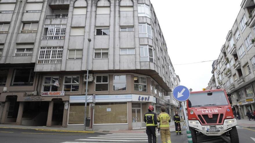 Edificio de Lalín en el que ardió hoy una cocina.