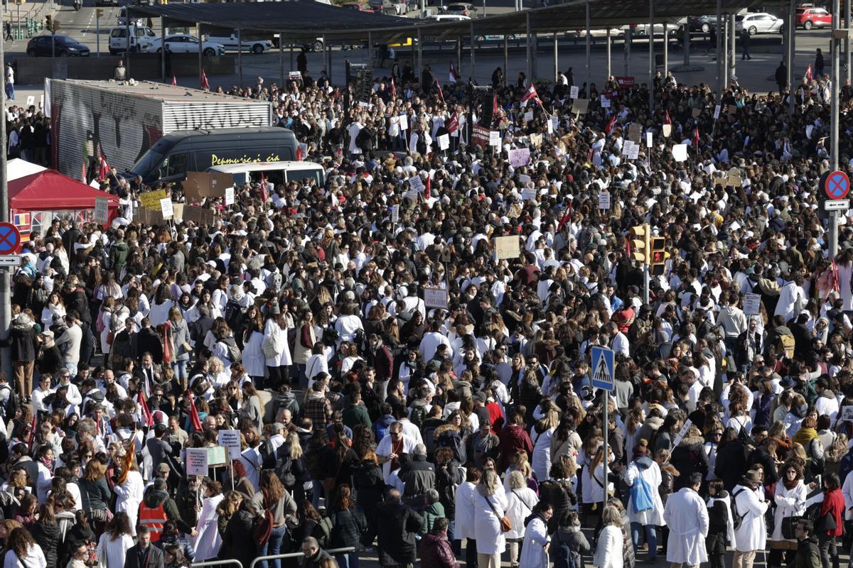 Los sanitarios se han manifestado desde el Departament de Salut hasta la estación de Sants en defensa de la sanidad pública durante el primer día de la huelga de médicos.