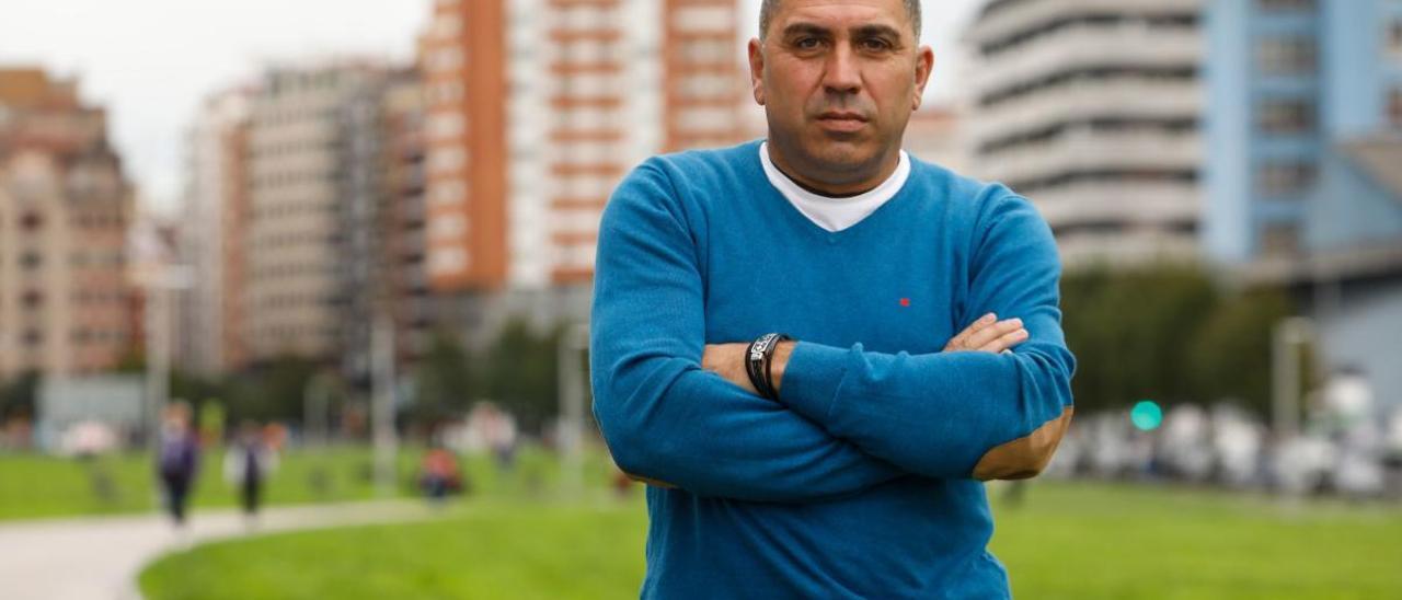 José Luis Iglesias Martínez, ayer, en el parque del &quot;solarón&quot;.