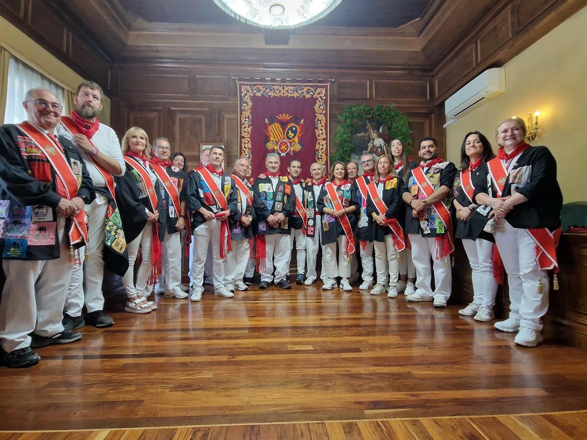 La corporación municipal ataviada con el atuendo vaquillero.