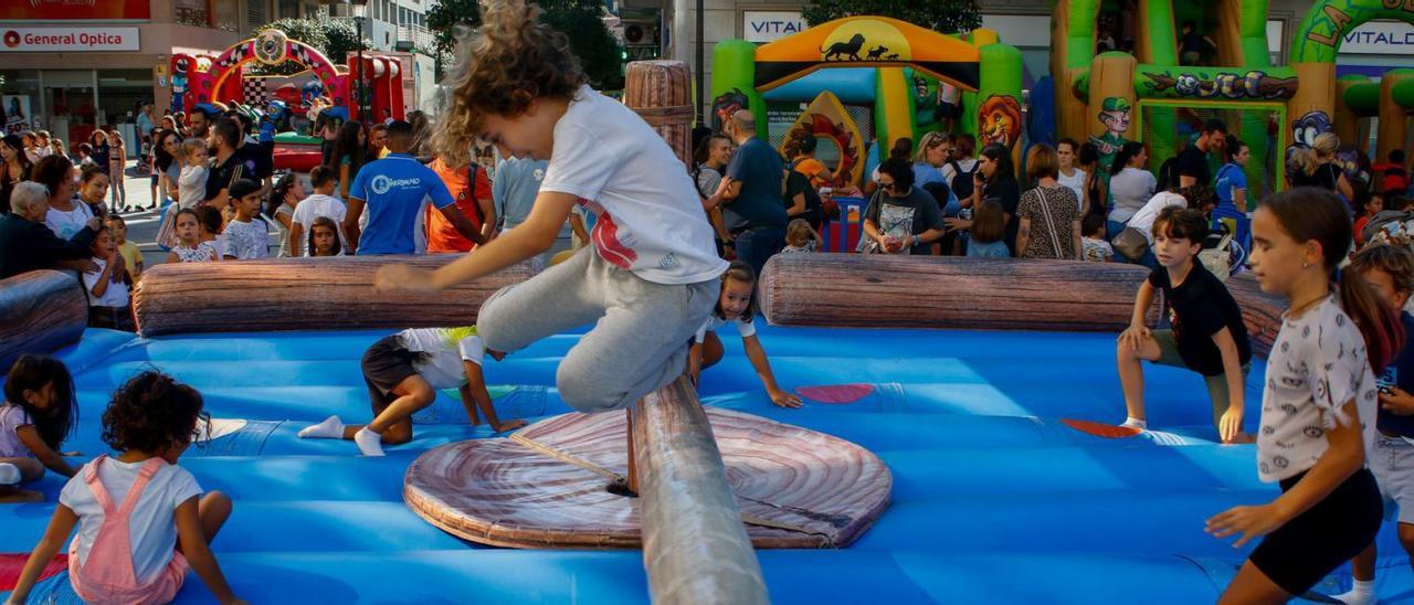 Unos niños juegan en uno de los hinchables que Zona Aberta dispuso ayer en Vilagarcía.  | // IÑAKI ABELLA