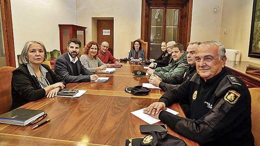 ReuniÃ³n de los responsables del IMAS con mandos policiales en DelegaciÃ³n del Gobierno.