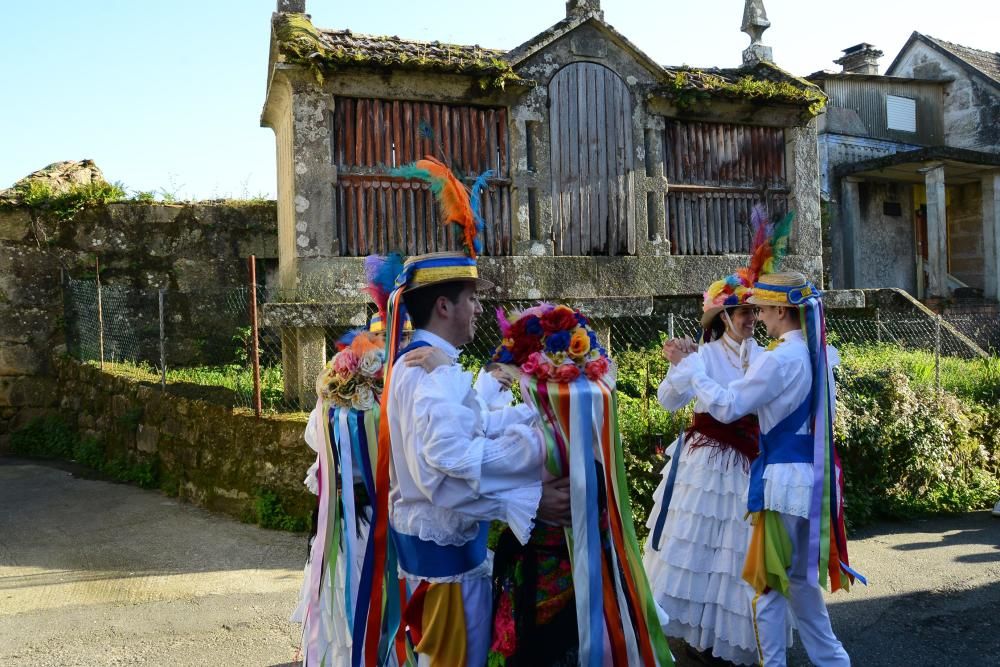 Colorido domingo de carnaval con el desfile de Cangas y la danza de Meira // Gonzalo Núñez