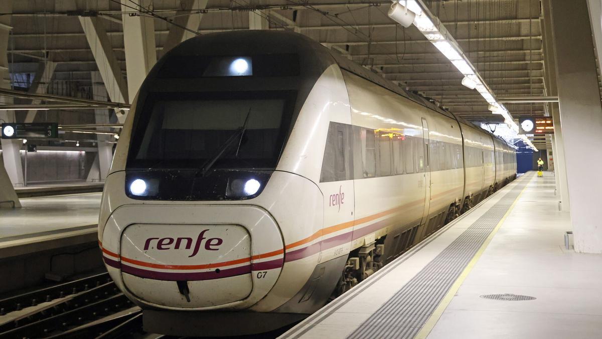 Un tren de Media Distancia, en la estación de Urzaiz.