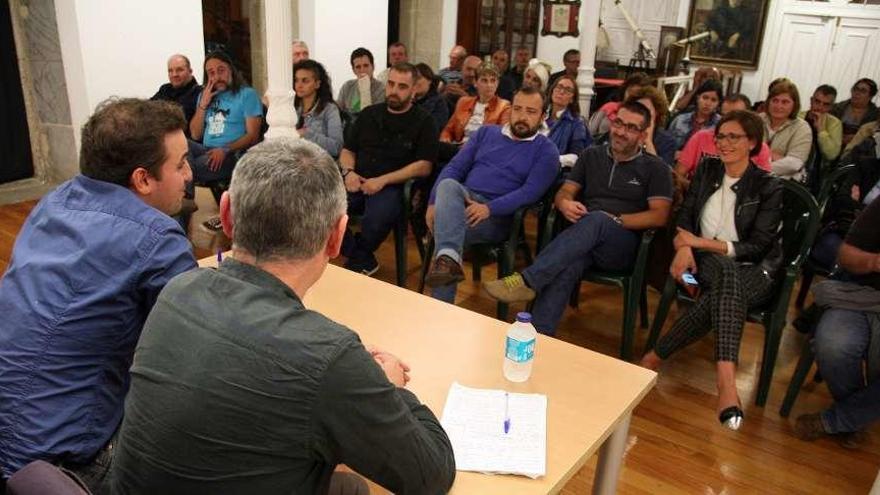 Carbón y Lobeira, durante su exposición y en primera fila Vilariño y Cuiña, entre otros. // Bernabé/Luismy