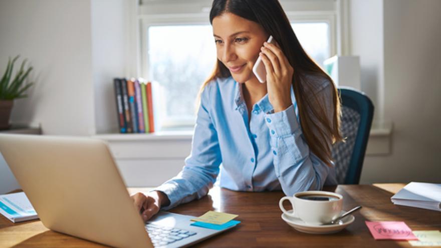 Semana laboral híbrida: Trabajo presencial y en remoto.