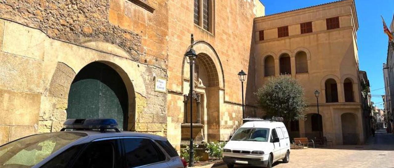 Dos coches estacionados en la plaza del Convent. | S. SANSÓ