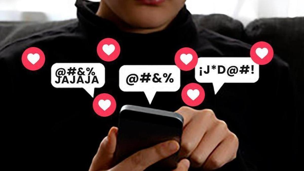 Una persona le da al 'me gusta' en su móvil.
