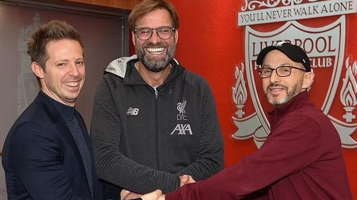 Michael Edwards (izq.) junto con Klopp