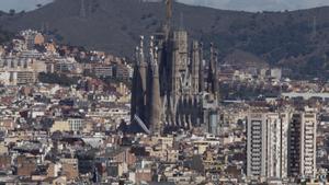 Panorámica de Barcelona con la Sagrada Família en el medio.