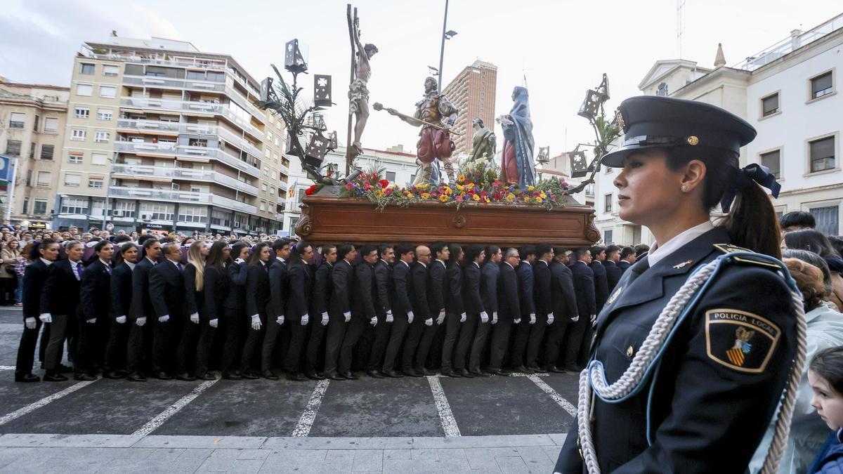 El Martes Santo aguanta el chaparrón en Alicante