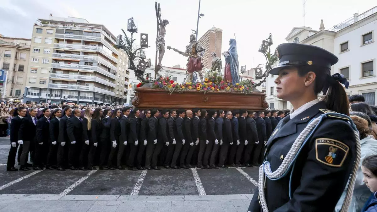 El Martes Santo aguanta el chaparrón en Alicante
