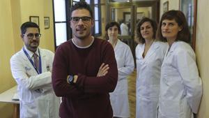 En la foto, de izquierda a derecha, el doctor Josep Antoni Ramos Quiroga, Denis, uno de los pacientes, y las doctoras María Soler, Marta Ribasés y Vanesa Richarte.