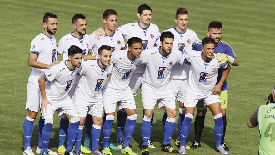 Alineación inicial del Rápido ayer en Peralada con las camisetas del Ciosvín. // Seoane