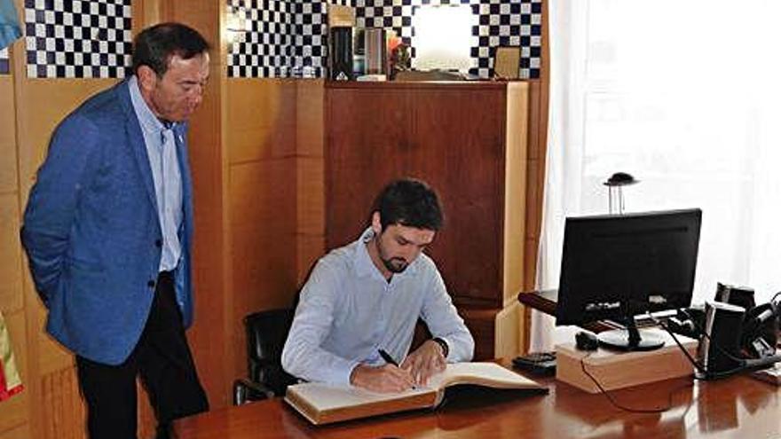 Xavier de Bolós signa el llibre d&#039;honor d&#039;Olot abans de ser nomenat ambaixador.