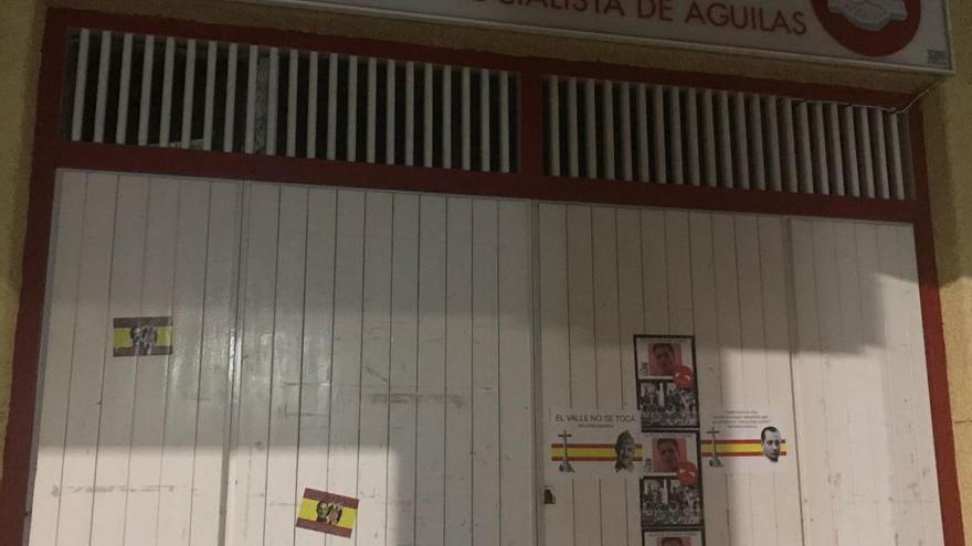 Amanecen con pegatinas franquistas las sedes del PSOE de Águilas y el PP de Lorca