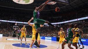 Sima machaca el aro ante el Tenerife, rival del Unicaja en Copa.