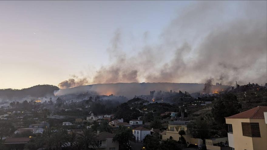La Guardia Civil continúa evacuando a los ciudadanos de las zonas más próximas al incendio de La Palma