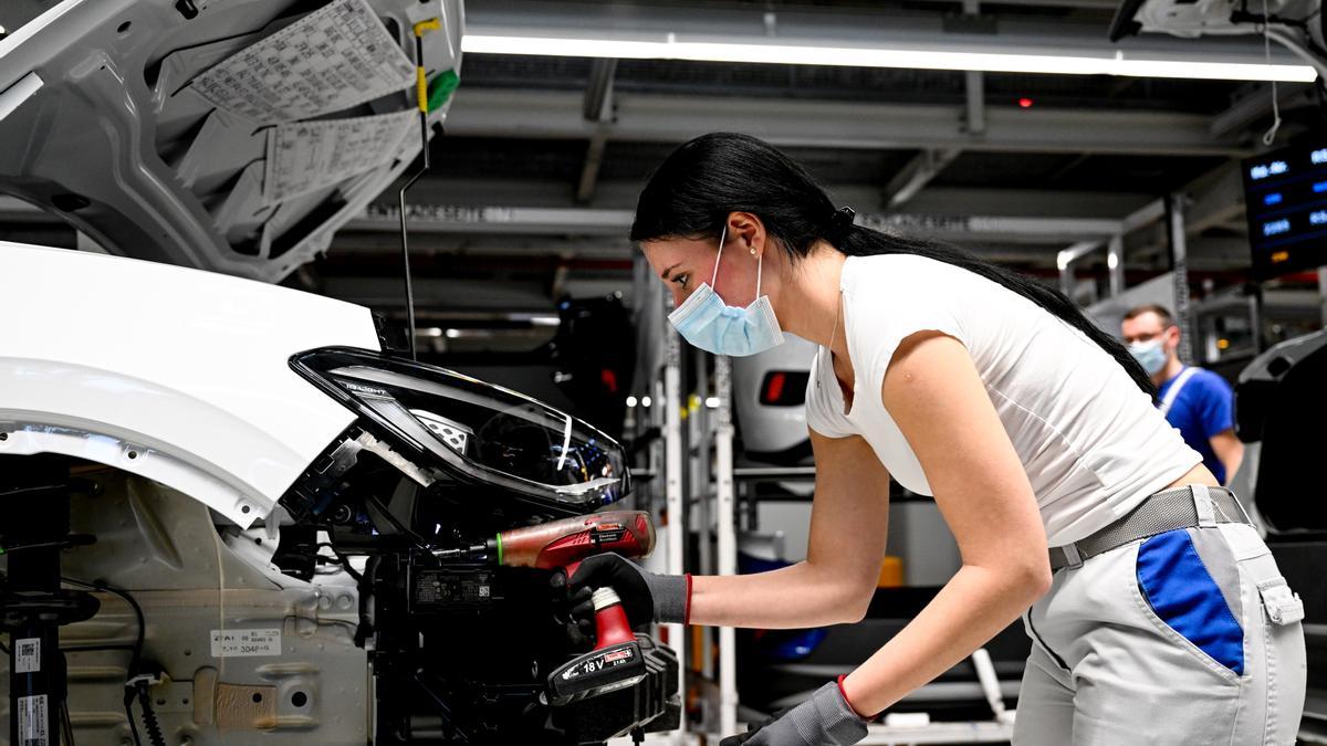 Zwickau (Germany), 26/04/2022.- Volkswagen employee works on an electric cars assembly line at the Volkswagen (VW) vehicle factory in Zwickau, Germany 26 April 2022. In 2021 Volkswagen doubled its electric cars sales compared with 2020 as company is continuing to the transition to e-mobility. (Alemania)