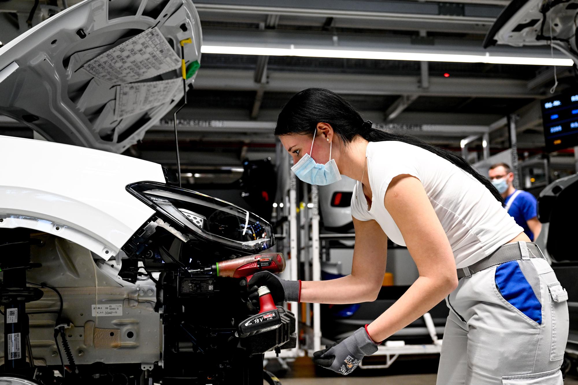 Zwickau (Germany), 26/04/2022.- Volkswagen employee works on an electric cars assembly line at the Volkswagen (VW) vehicle factory in Zwickau, Germany 26 April 2022. In 2021 Volkswagen doubled its electric cars sales compared with 2020 as company is continuing to the transition to e-mobility. (Alemania)