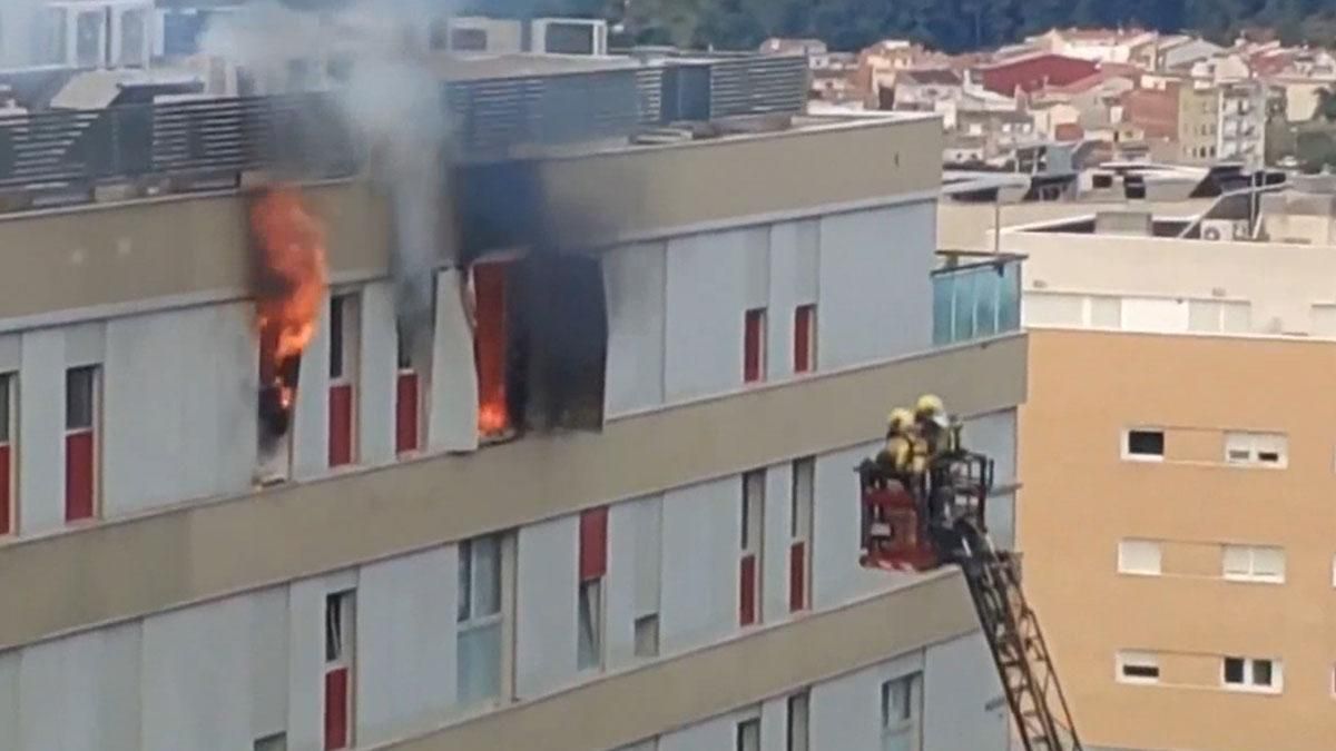 Espectacular incendio en un piso de Terrassa.