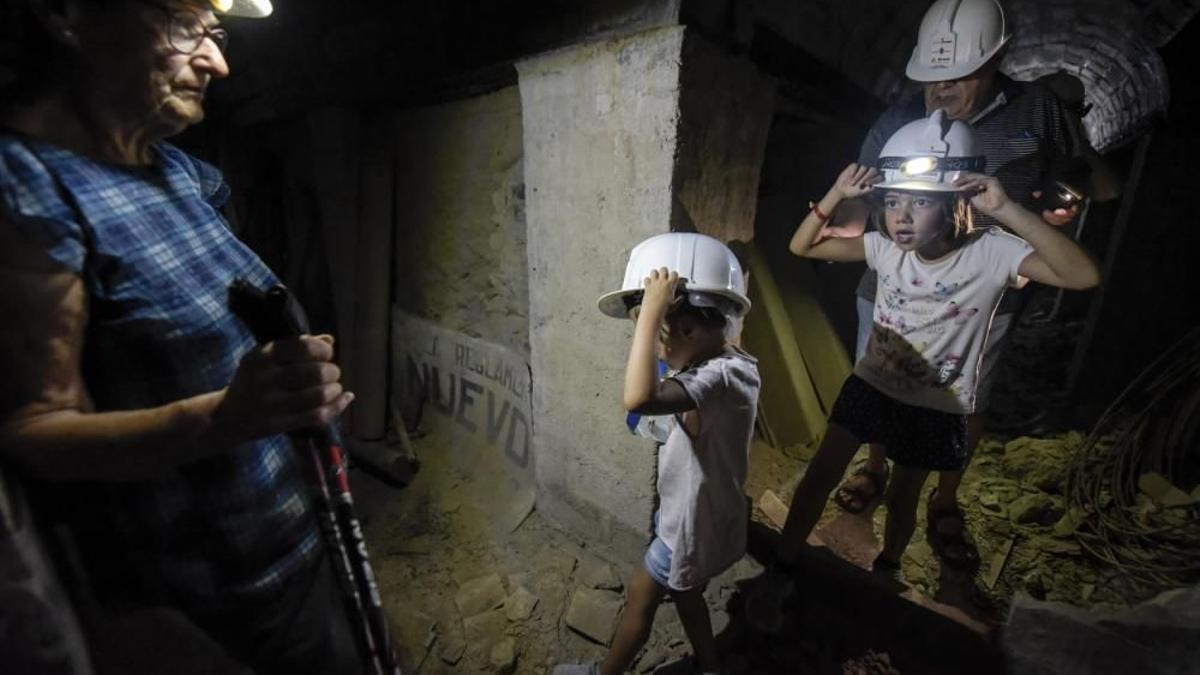 Un grupo de personas visita el Refugio antiaéreo de la estación en su obertura, en 2019.