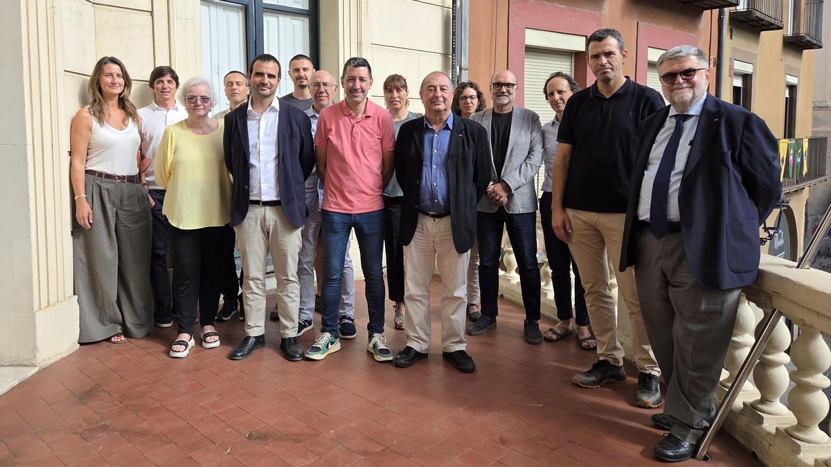 Foto de família de la presentació de la Càtedra UPC - Berguedà d'Arquitectura i Construcció en Fusta