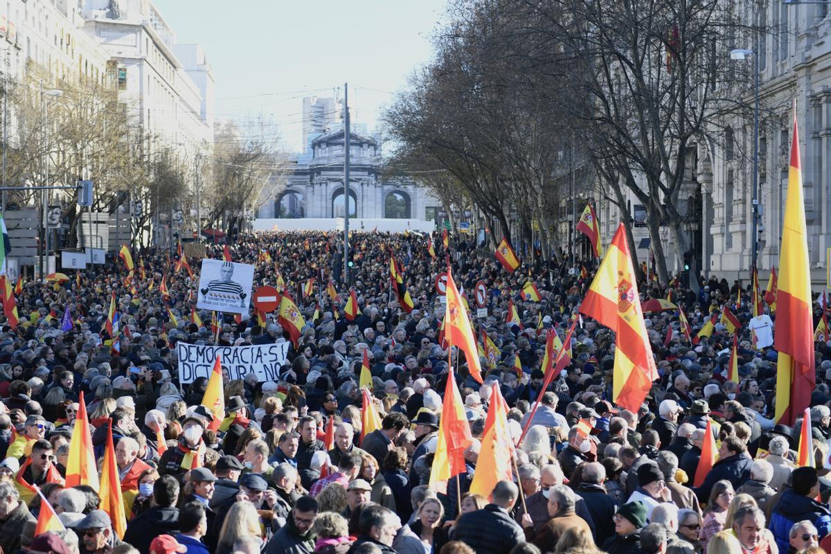 MADRID, 21/01/2023.- Miles de personas llenan esta sábado la plaza de Cibeles de Madrid con banderas de España, convocadas por diversas asociaciones para protestar contra el Gobierno de Pedro Sánchez y en defensa de la Constitución. EFE/Víctor Lerena