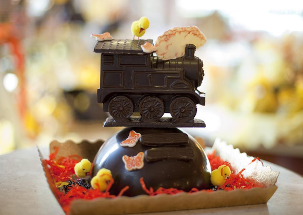 Creació de mona de Pasqua de xocolata negra de la pastisseria ’Bareche’. Creació de mona de Pasqua de xocolata negra de la pastisseria ’Bareche’.