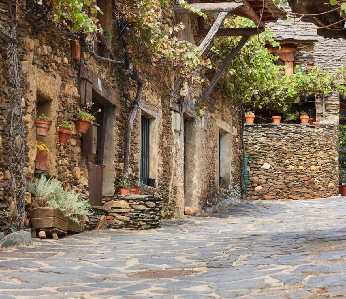 Las casas de Roblelacasa están hechas con pizarra negra