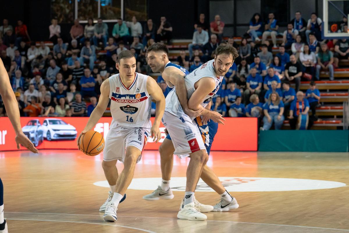 El Obradoiro cae por una diferencia de doce puntos (84-68) frente al Fuenlabrada, rival directo de la categoría
