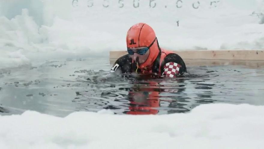 Nou rècord mundial d'apnea sota el gel: 140 metres