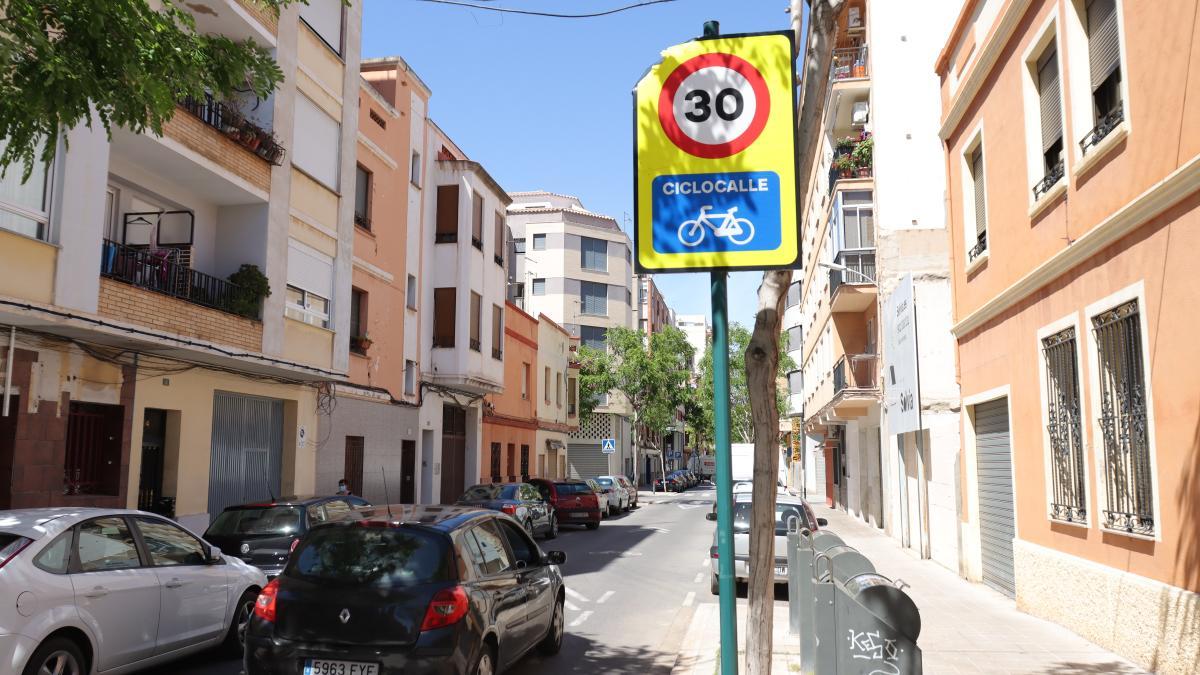 Calle Pintor Camarón con la señal adecuada que indica el límite de 30 km/h.